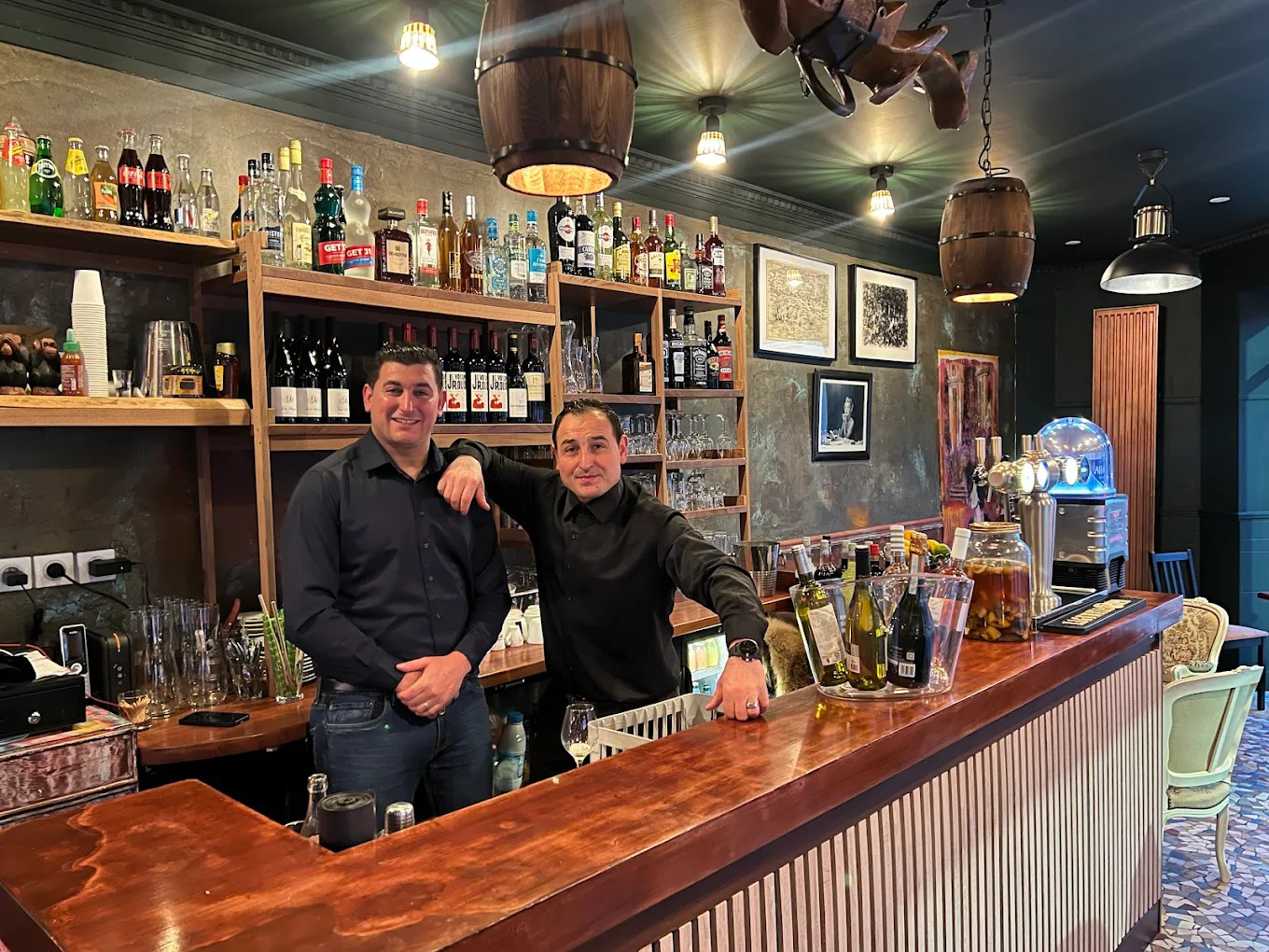 Ambiance chaleureuse du restaurant L'eclipse